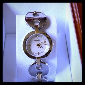 Na Hoka stainless steel pearl face womens watch.